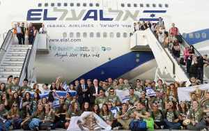 Israeli President Reuven Rivlin (C) with hundreds of young Olim in December 2014. (Photo by Mark Neyman/GPO)