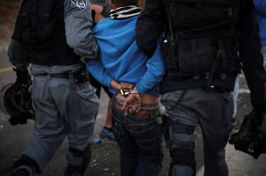 Israeli policemen during an arrest. (Photo: Hadas Parush/Flash90)