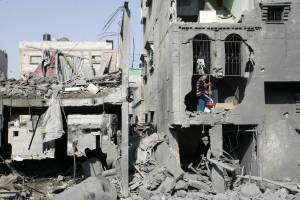 La destrucción en Gaza no siendo reparado debido a Hamas.  Abed Rahim Khatib / Flash90