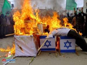 Hamas se quema una efigie de un Judio esta semana en la celebración de la fundación del grupo terrorista.  (Foto: IDF)