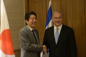 PM Netanyahu greets Japanese PM Abe. (Photo:  Amos Ben-Gershom/GPO)