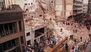 Aftermath of the AMIA bombing in Buenos Aires, Argentina (photo credit: La Nación (Argentina)/Wikipedia Commons/File)