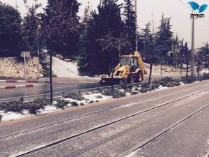 Clearing snow in Jerusalem near train tracks. (Photo: Amichai Gabay/Tazpit News Agency)