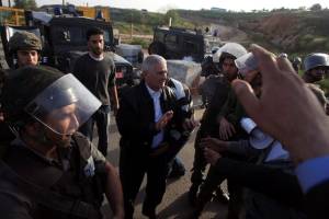 Abbas Zakin confronts Israeli security forces. (Photo: Issam Rimawi / Flash90)
