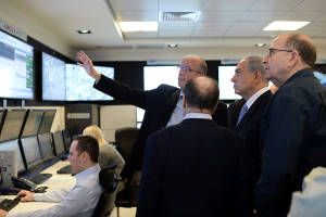 PM Netanyahu y DM Yaalon durante el recorrido en el IAI.  (Foto: Kobi Gedeón / GPO)