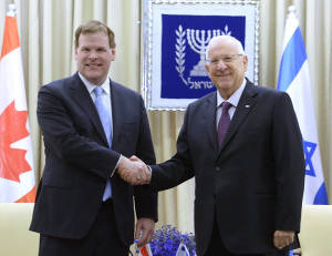 President Rivlin hosts FM Baird at his residence. (Photo: Mark Neiman/GPO)