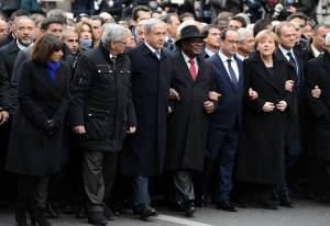 PM Netanyhau (L) marches alongside French President Hollande (C) in Paris. (Photo: GPO)