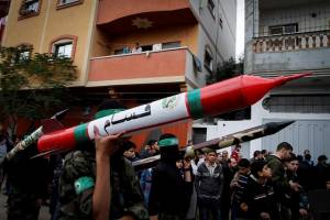 Hamas terrorists march with their rockets. (Abed Rahim Khatib/Flash90)