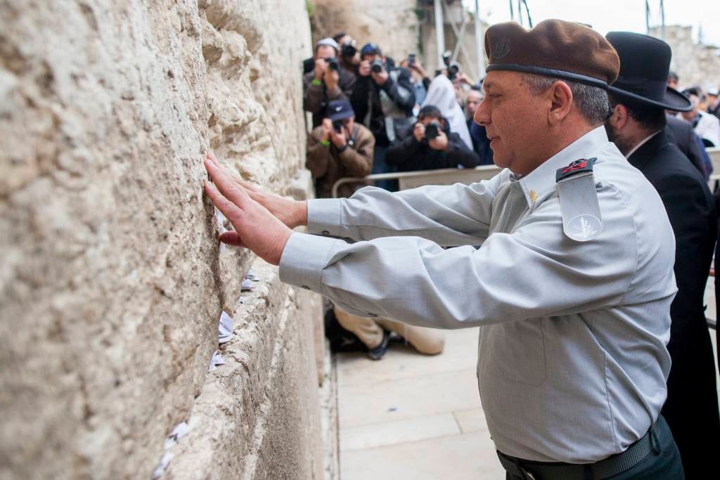 Incoming IDF chief of staff Gadi Eizenkot prays at the Western Wall. (Photo: Flash90/Yonatan Sindel)