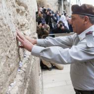 Incoming IDF chief of staff Gadi Eizenkot prays at the Western Wall. (Photo: Flash90/Yonatan Sindel)