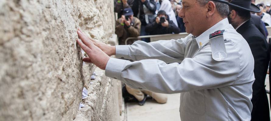 Incoming IDF chief of staff Gadi Eizenkot prays at the Western Wall. (Photo: Flash90/Yonatan Sindel)