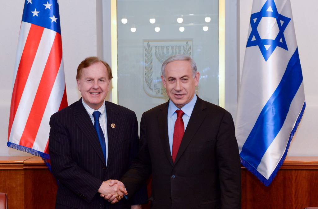 Israeli Prime Minister Benjamin Netanyahu with US congressman Robert Pittenger. (Haim Zach/Flash90)