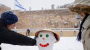 Women build a snowman at the Western Wall. (Mendy Hechtman/FLASH90)