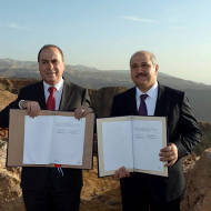 Energy and Water Minister Silvan Shalom (L) and his Jordanian counterpart Hazem Nasser seen during a signing ceremony between Jordan and Israel in Jordan on February 26, 2015, Israel and Jordan sign Tuesday the “Red-Dead” agreement to jointly build a desalination plant north of the Jordanian tourist resort of Akaba. (Haim Zach/GPO)