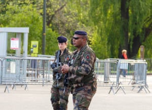 Las fuerzas de seguridad francesas en patrulla. (Foto: kavalenkau / Shutterstock)