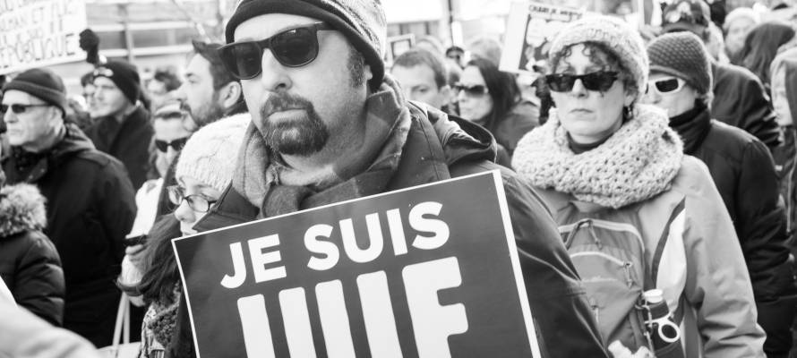 A Parisian Jew demonstrates against anti-Semitism in Europe. (Photo: Rena Schild/Shutterstock)