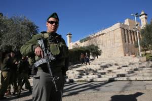 Un soldado israelí hace guardia fuera de la Cueva de los Patriarcas en Hebrón. (Nati Shohat / Flash90)