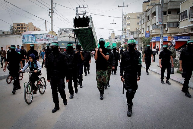 Palestinians march with rockets in Gaza. (Abed Rahim Khatib / Flash90)