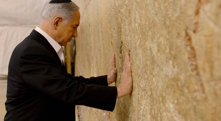 PM Netanyahu visits the Western Wall. (Flash90)