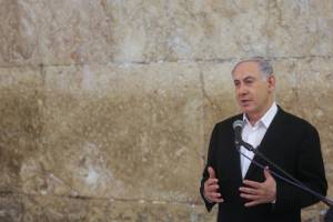 PM Netanyahu speaks to reporters at the Western Wall. (Flash90)