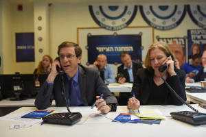 Líderes sionistas Camp Herzog y Livni llaman los votantes potenciales.  (Ben Kelmer / Flash90)