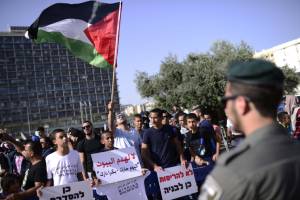 Los árabes israelíes participan en un rally. 