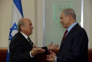Prime Minister Netanyahu (R) meets with FIFA President  Blatter in Jerusalem, May 2014. (Haim Zach/GPO) 