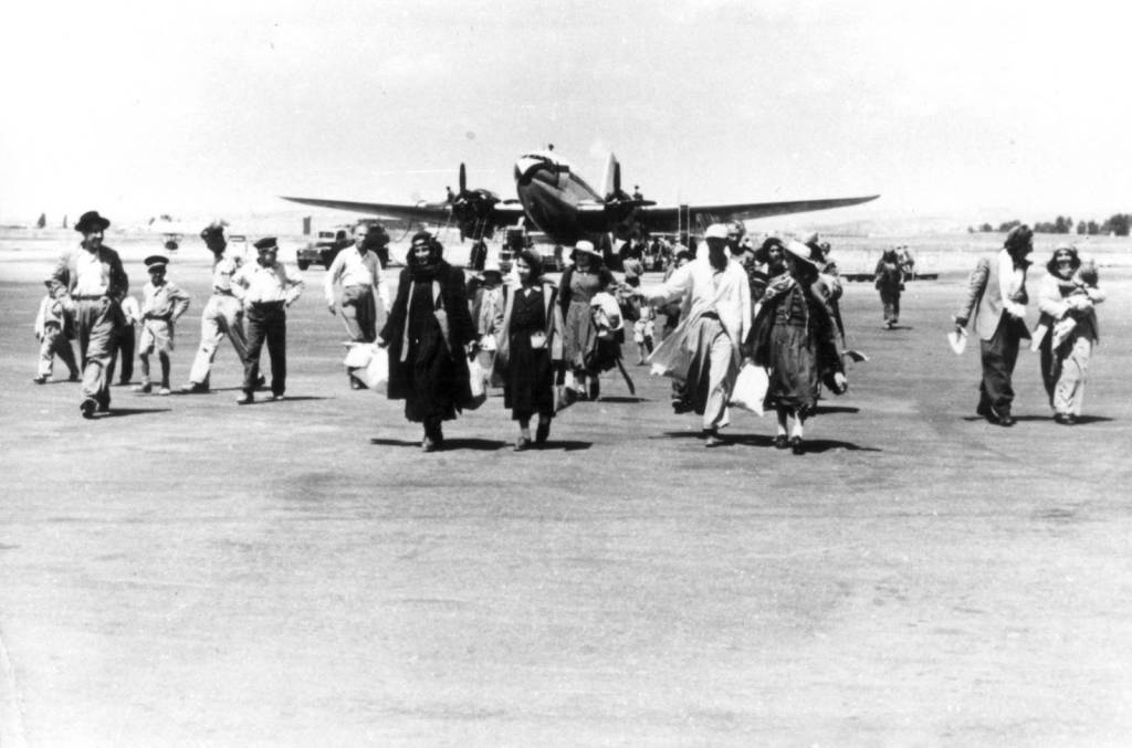 Iraqi Jews arrive in Israel