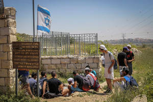 Jewish youth seen hiking in the Ancient Path of the Patriarchs in Gush Etzion in May.  (Gershon Elinson/Flash90)