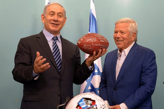 Prime Minister Benjamin Netanyahu (L) and New England Patriots owner Robert Kraft. (Amos Ben Gershom/GPO)