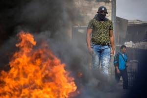 A Palestinian Arab riots in Jerusalem during current wave of terror. (Hadas Parush/Flash90)