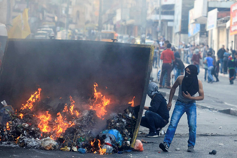 Palestinian riot in Hebron