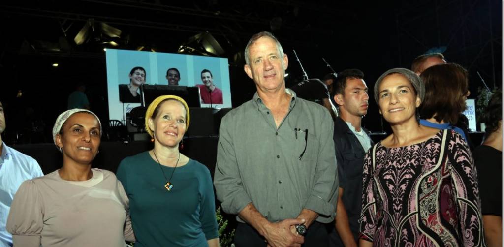 3 mothers with Benny Gantz