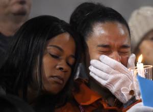 Una mujer llora durante una vigilia por las víctimas del terrorismo islámico mes pasado en San Bernardino, California. (AP / Mark J. Terrill)