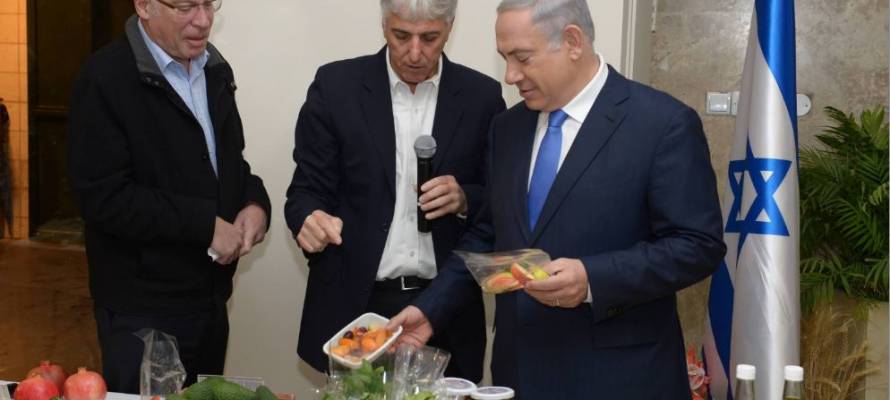 Netanyahu at Volcani agricultural exhibit for tu b'shvat