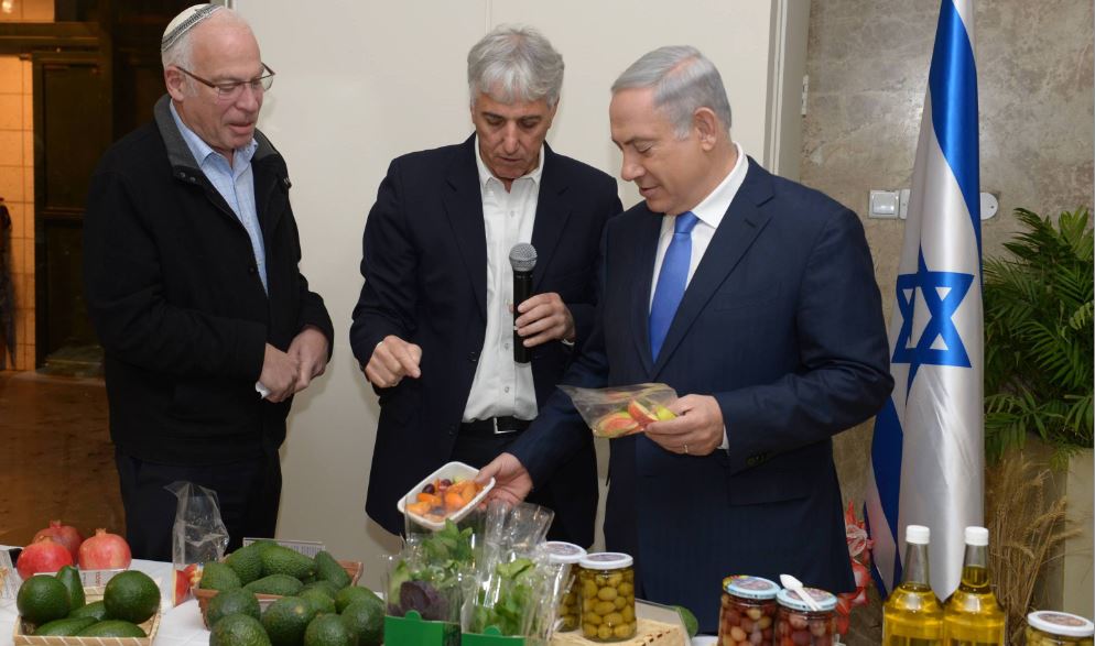 Netanyahu at Volcani agricultural exhibit for tu b'shvat
