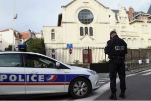Security at synagogue in Paris