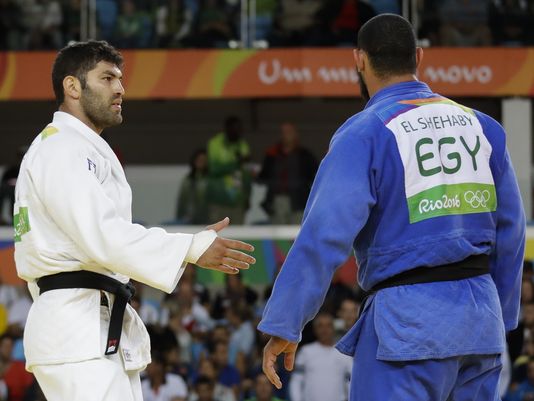 Egyptian judoka refuses to shake Israeli's hand