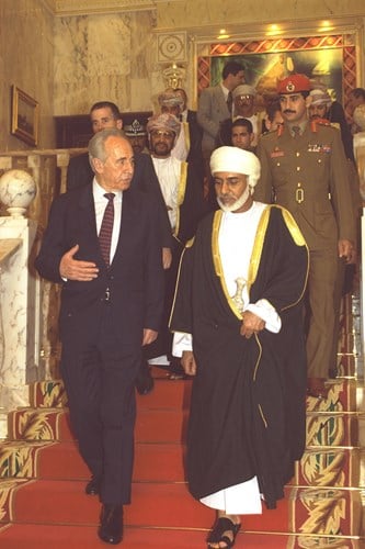 1996 -  P.M. SHIMON PERES AND SULTAN QABOOS BIN SAID EL SAID OF OMAN DESCENDING A STAIRCASE INSIDE THE SULTAN'S PALACE IN THE CITY OF SALALA. (GPO)
