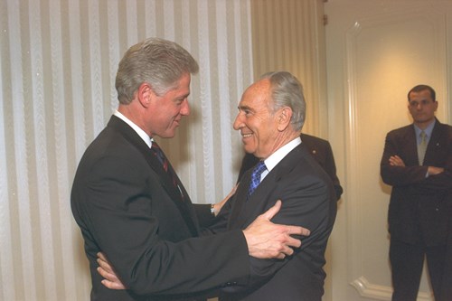 1996 -  P.M. SHIMON PERES BEING GREETED IN WASHINGTON BY U.S. PRESIDENT BILL CLINTON WITH A WARM EMBRACE. (GPO)