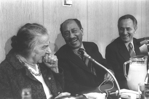 1977 - PRES. SADAT (C) WITH MKS. GOLDA MEIR AND SHIMON PERES IN EXUBERANT MOOD AT HIS MEETING WITH ALIGNMENT MEMBERS IN THE KNESSET.  (GPO)