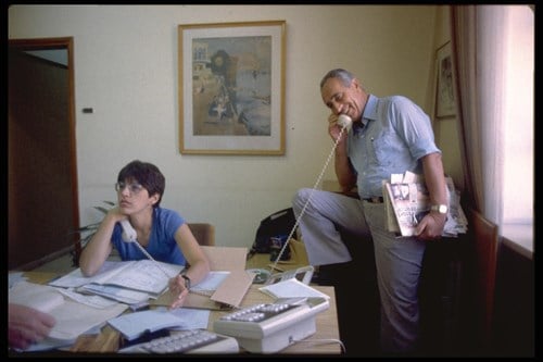 1985 - PM SHIMON PERES TALKING ON THE PHONE IN THE PM'S OFFICE IN JERUSALEM. (GPO)