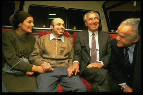 1986 - SOVIET PRISONER OF ZION ANATOLY SHARANSKY, BEING WELCOMED AT BEN GURION AIRPORT BY PM SHIMON PERES AND FOREIGN MINISTER YITZHAK SHAMIR (R). ON THE L- WIFE AVITAL. (GPO)