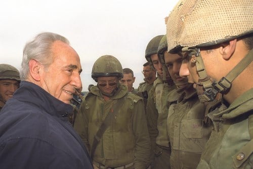 1996 - P.M. SHIMON PERES SPEAKING WITH IDF SOLDIERS IN THE NORTH OF THE COUNTRY DURING OPERATION GRAPES OF WRATH. (GPO)