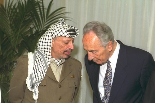 1994 -  PLO CHAIRMAN YASSER ARAFAT (L) CONFERRING IN PARIS WITH FOREIGN MIN. SHIMON PERES. (GPO)