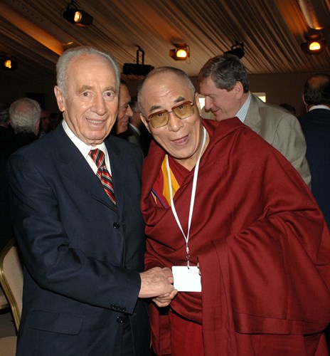 2006 - PETRA CONFERENCE ON THE MIDDLE EAST IN PETRA, JORDAN. IN THE PHOTO, VICE P.M SHIMON PERES MEETS WITH DALAI LAMA. (GPO)