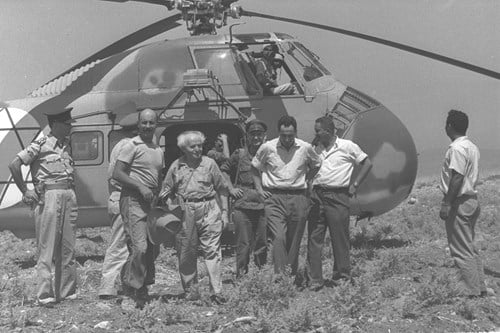 1958 - PM DAVID BEN GURION LANDING WITH AN ARMY HELICOPTER AT HATZOR TO VISIT THE EXCAVATIONS WITH DR. YIGAEL YADIN (ON HIS R) MR. SHIMON PERES (L). (GPO)