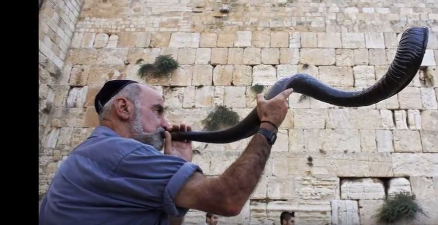 blowing-shofar-at-kotel