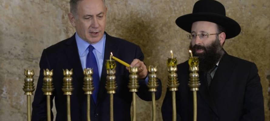 netanyahu-lights-chanukah-candles-with-western-wall-rabbi-shmuel-rabinovitch