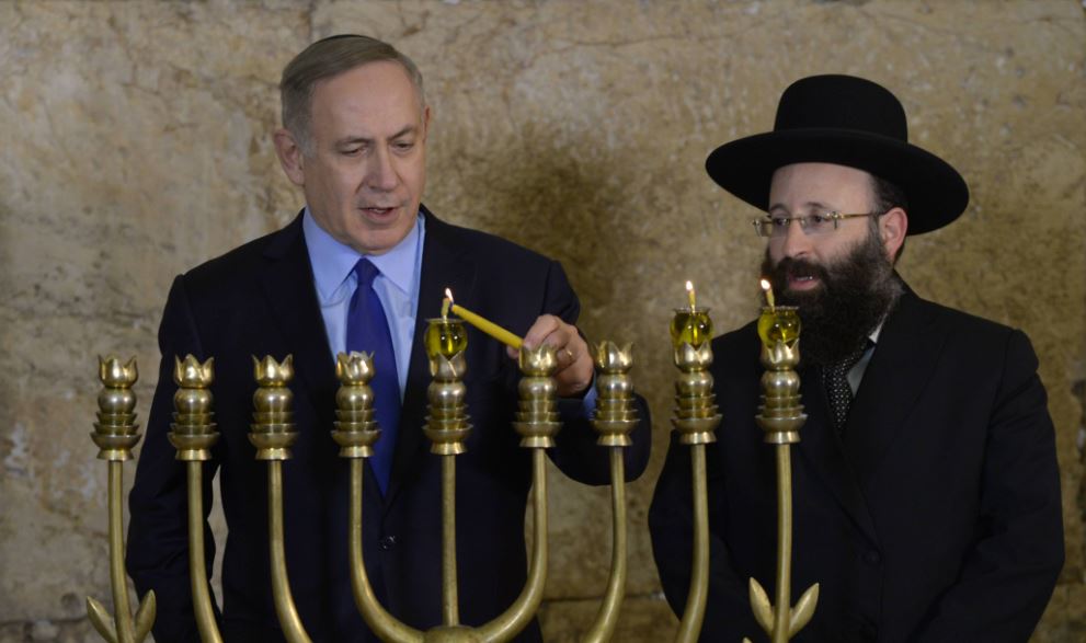 netanyahu-lights-chanukah-candles-with-western-wall-rabbi-shmuel-rabinovitch